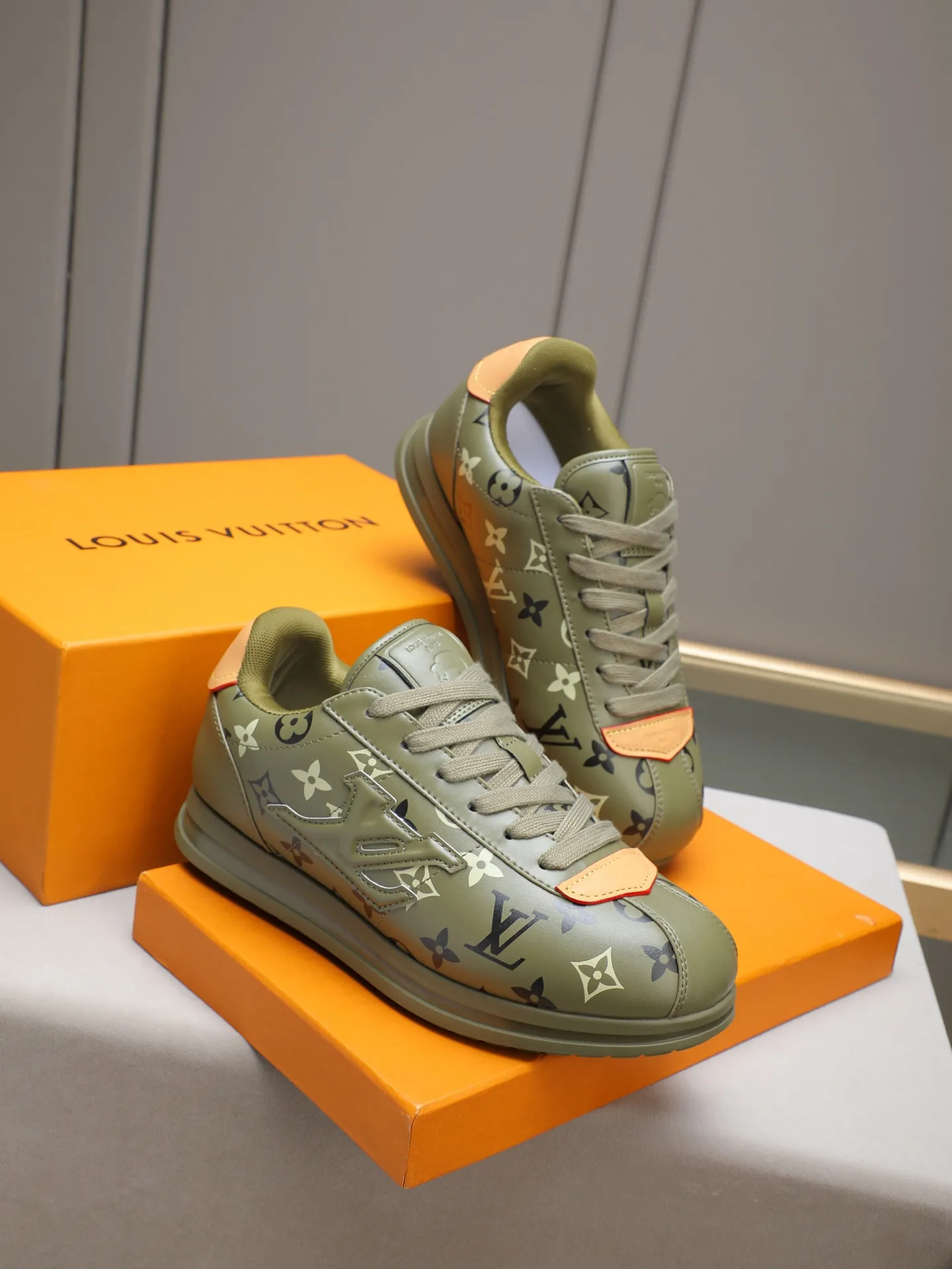 PP560 LV Louis Vuitton L Jialu Brand Runner Tatic Series Thick-soled Casual Sports Shoes Running Shoes Original purchase, development and production This LV Runner Tatic sports shoe combines technical materials such as mesh fabric and ribbons to interpret the inspiration of traditional mountaineering shoes. LV letters are written on one side, the lariat buckle of the quick lacing system is embellished with Monogram flowers and Louis Vuitton logos, and the light and wear-resistant rubber outsole completes the whole. ▪️Fabric: Original imported cowhide + mesh ▪️Inner lining: Original customized breathable mesh ▪️Sole: Original open-molded anti-slip rubber combination material ▪️Size: Men's 38-44 (customized for 45 and 46)